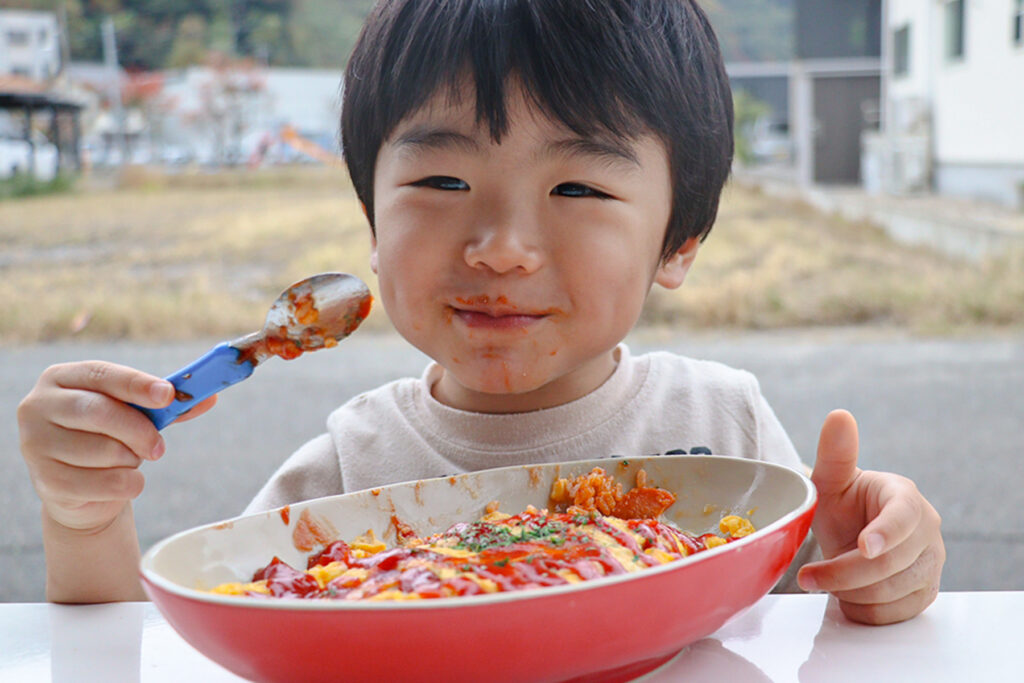 オムライスを食べている子供の写真