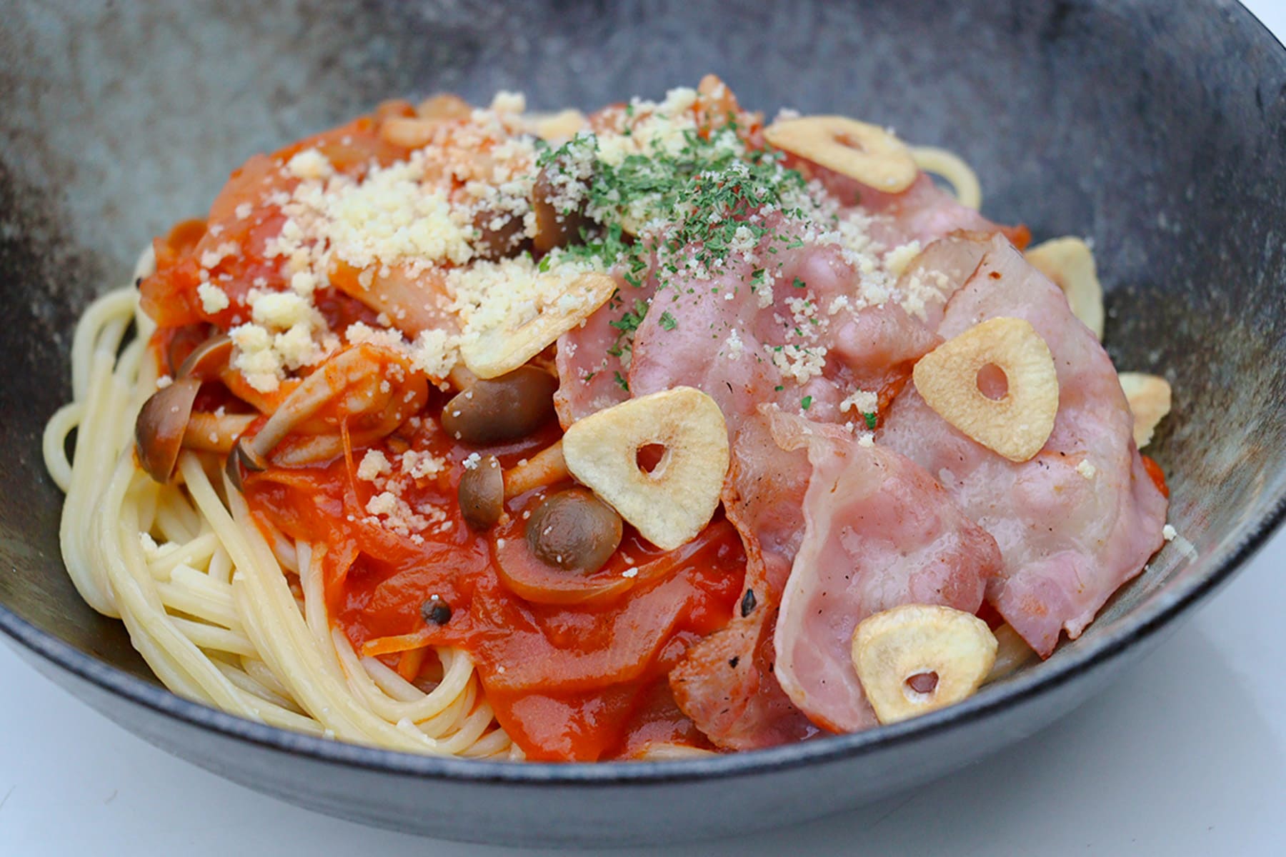 フレッシュトマトとベーコンの特製パスタ