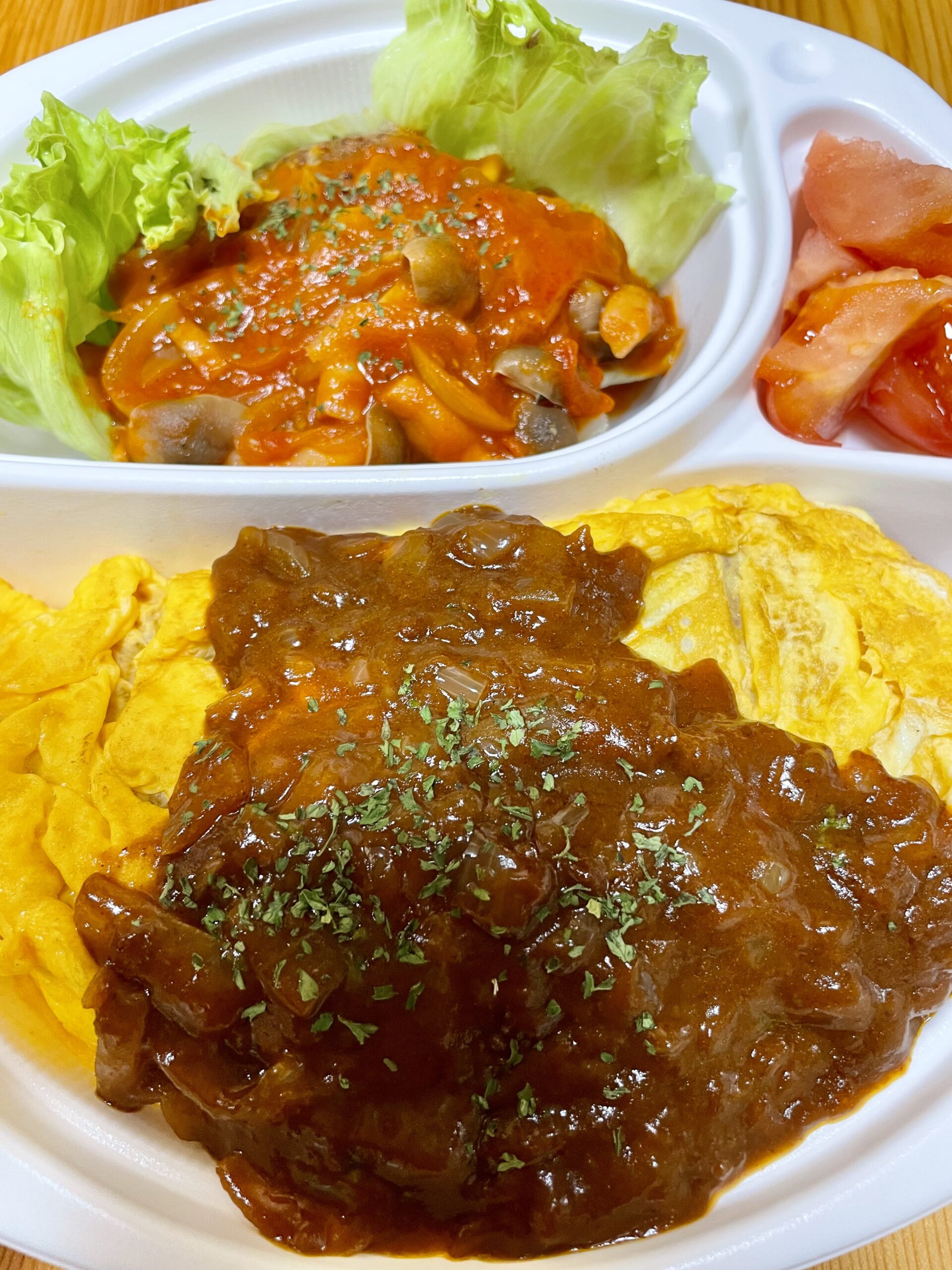 デミグラスソースオムライスと自家製ハンバーグプレート